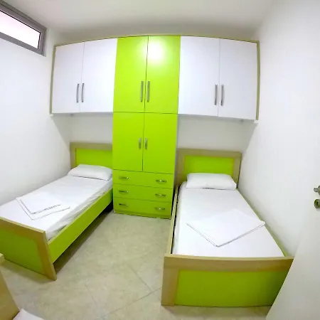 Three Bedroom 公寓 *